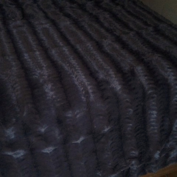 Soft Textured Chocolate Brown Queen / Full Size Bed Faux Fur Blanket Bedspread - Picture 2 of 9